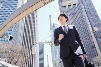 スーツを着た社員